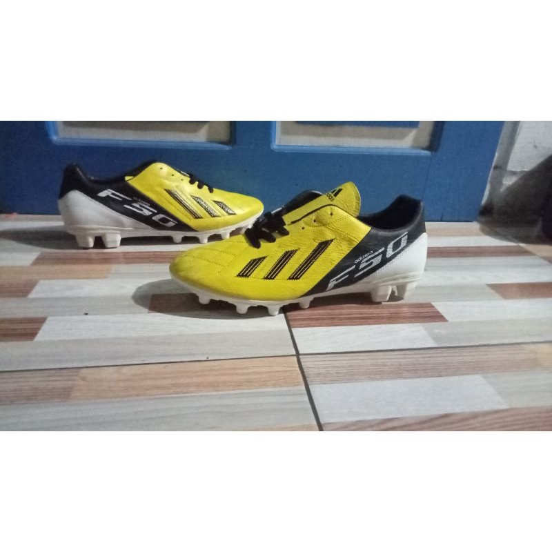 sepatu bola kulit asli