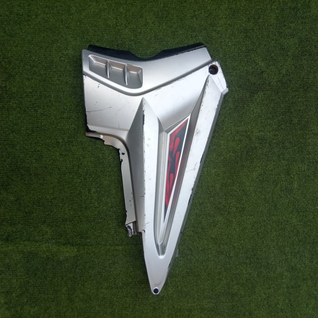 Cover tutup aki sebelah kanan Yamaha Scorpio Z new original copotan motor murah ori