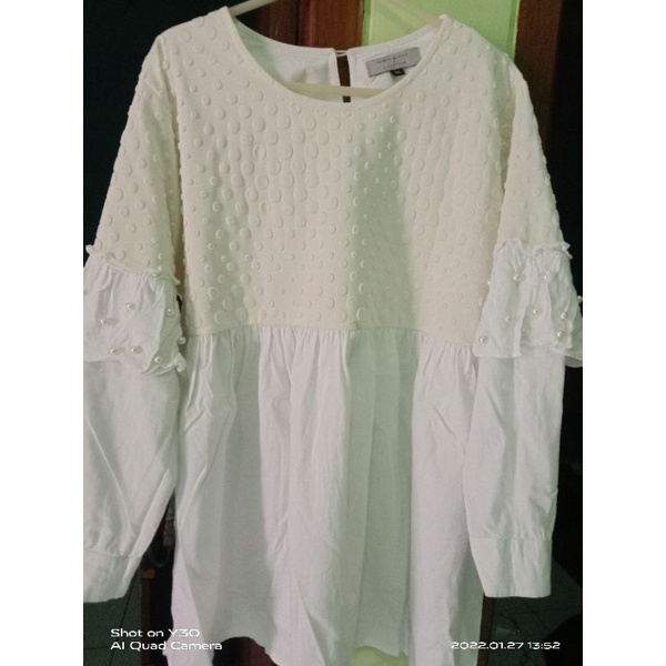 preloved blouse putih tulang merek  Nagita Slavina x Chapter 9 XL