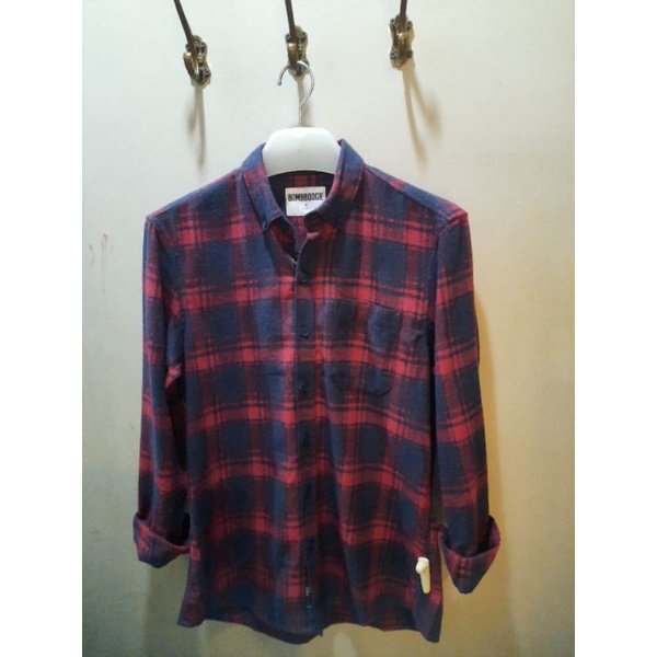 kemeja garis merah navy atasan pria bombboogie