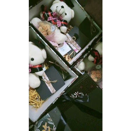 

Gift box wisuda
