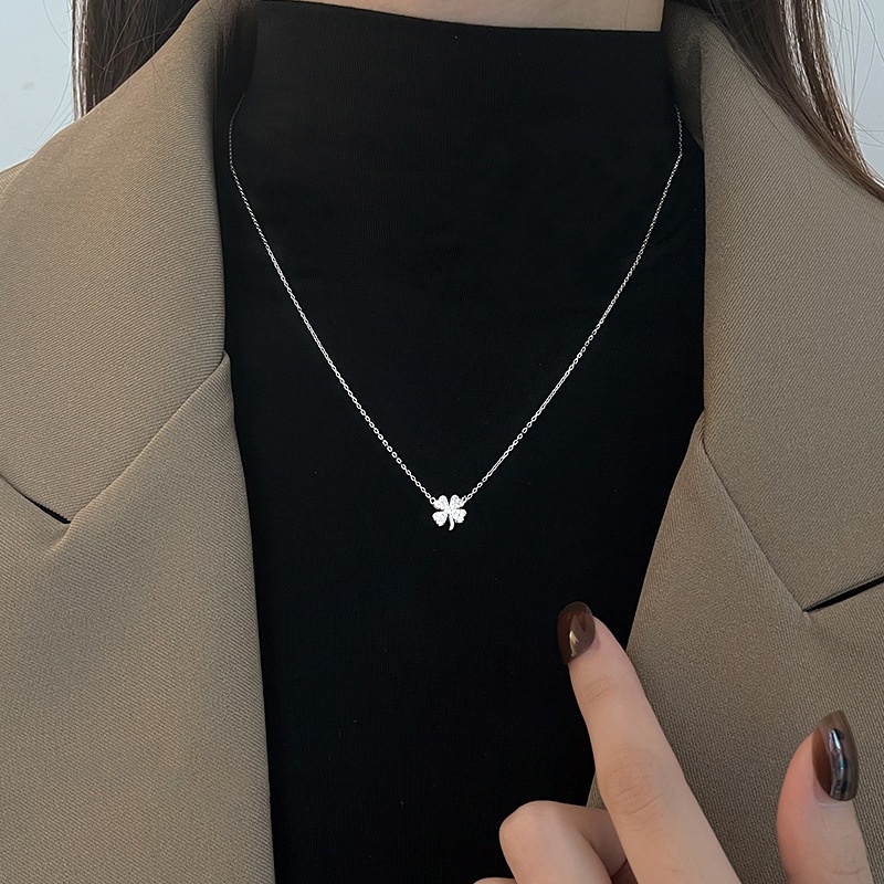 Kalung Rantai Dengan Liontin Daun Clover Untuk Musim Panas