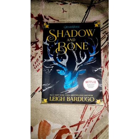 NOVEL SHADOW AND BONE (PRELOVED)