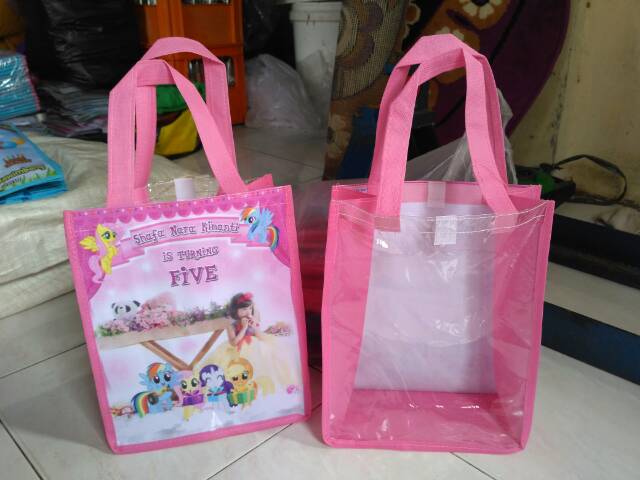 

Tas Souvenir Ultah Kombinasi Mika Custom Free Design
