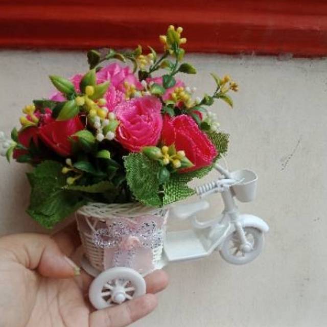 Bunga hiasan bunga pot sepeda mini dengan bunga lebat