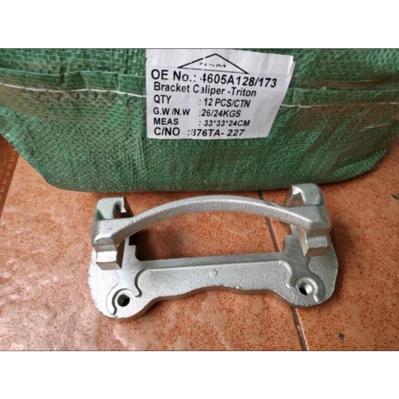 bracket caliper rem depan triton 1pc