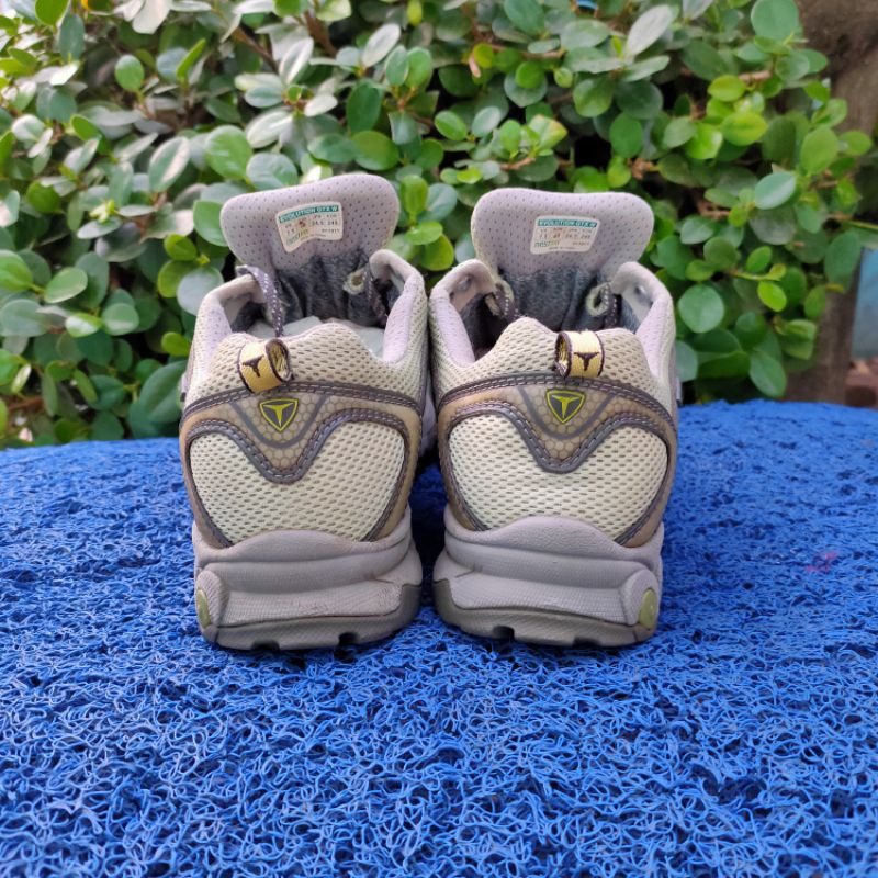 sepatu Treksta second