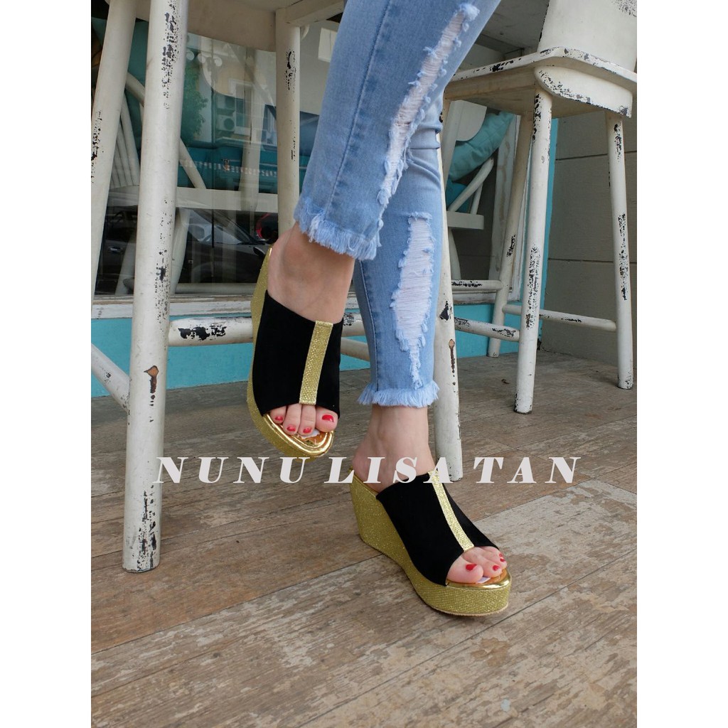 NunuLisaTan - Sepatu Hak 7cm Wedges Wanita HITAM STRIP GOLD