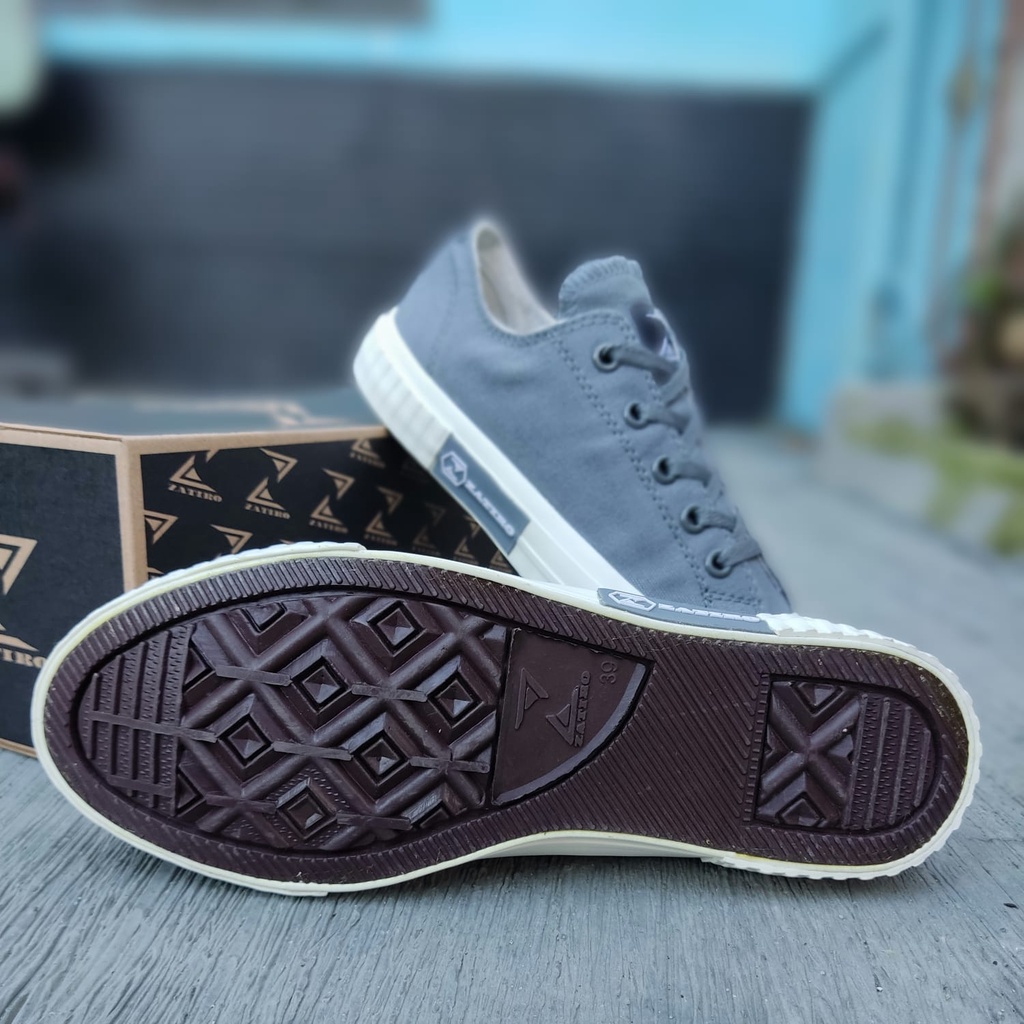 Sepatu Pria Santai Jalan Fashion Keren Distro Remaja Kuliah Trend Abu Putih Lokal Cets Basic Low Pria