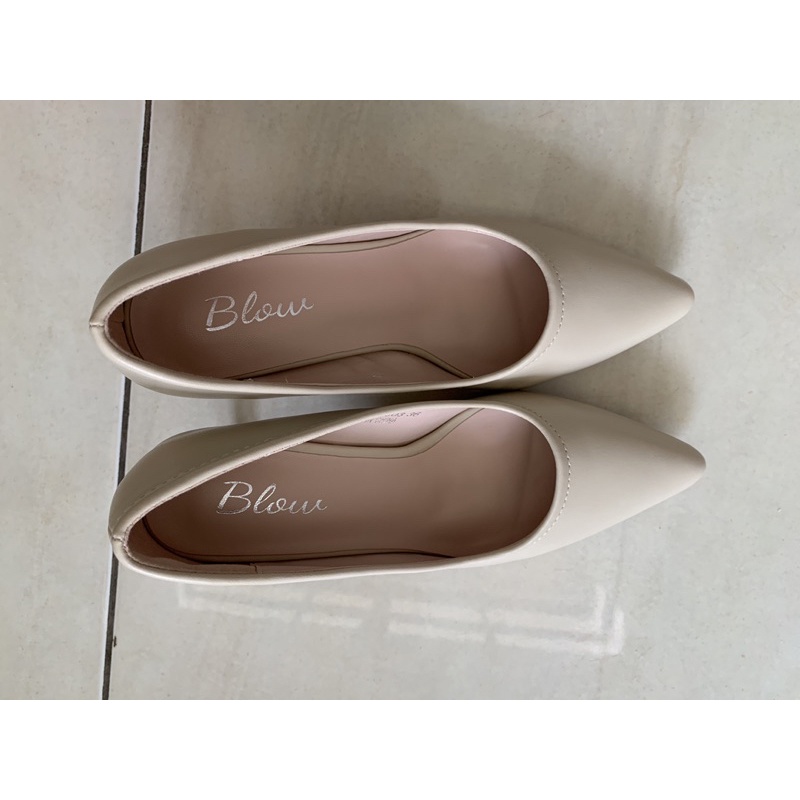 Sepatu Blow Heels Beige