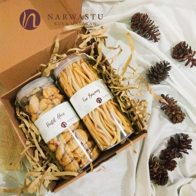 

Narwastu Hampers, Paket D, Kue Bawang, Pastel Abon, Camilan bahan Premium, Sehat, Homemade, Non MSG