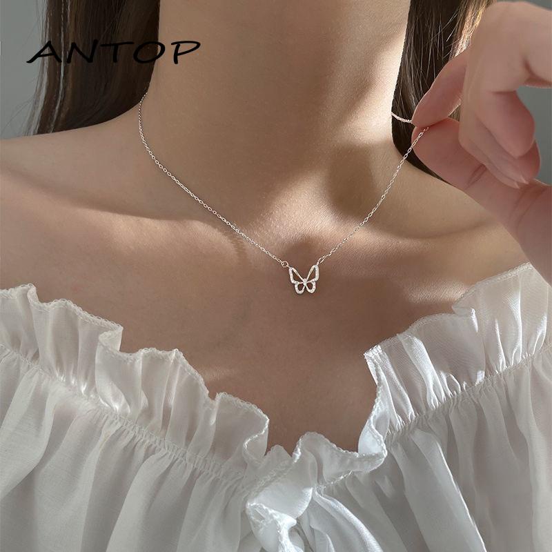 Kalung Rantai Dengan Liontin Kupu-Kupu Hollow Out Aksen Berlian Imitasi Untuk Wanita