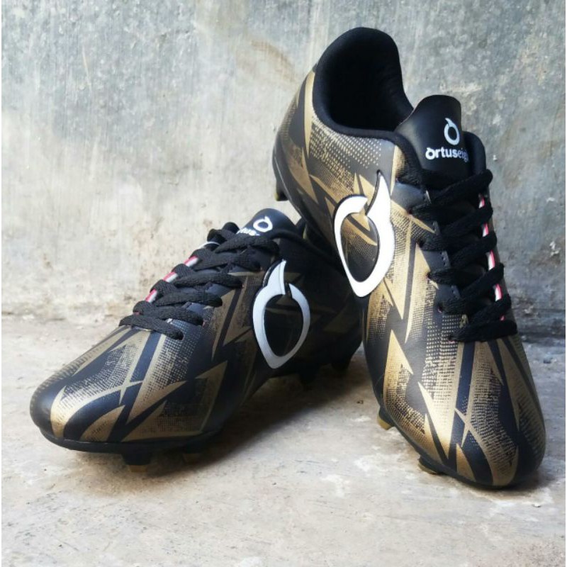 SEPATU BOLA ORTUS HITAM GOLD / TERMURAH