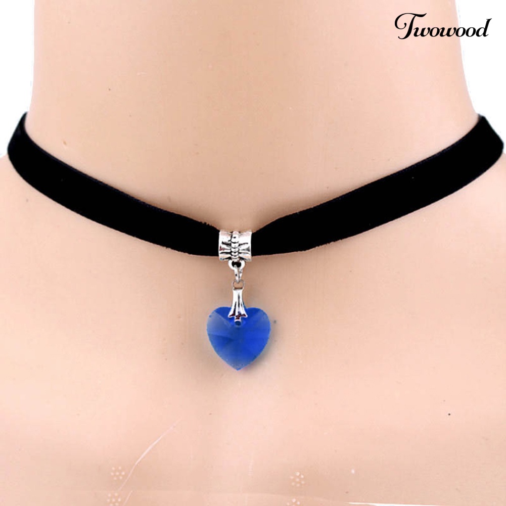 Kalung Choker Pendek Bahan Velvet Dengan Liontin Hati Aksen Berlian Imitasi Gaya Gothic Untuk Wanita