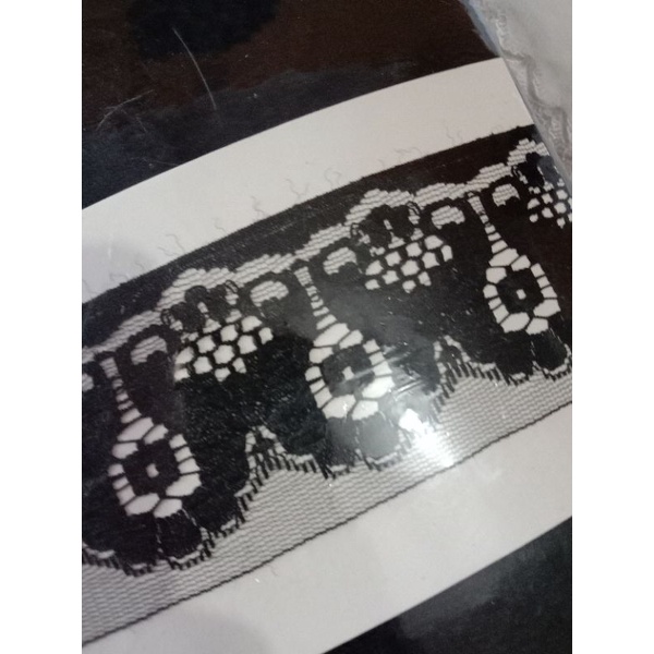 renda air Tile warna hitam.