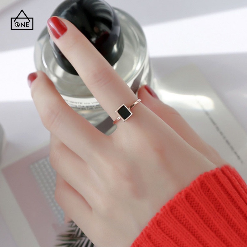 COD 1 Pcs Fashion Cincin Titanium Wanita Kotak Hitam Pola Mawar Emas Stainless Hitam Unisex  Aksesoris-Totall