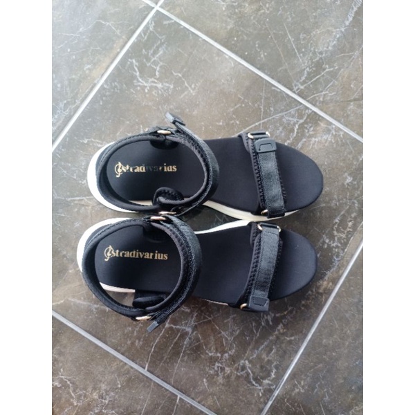 Preloved Sandal Stradivarius