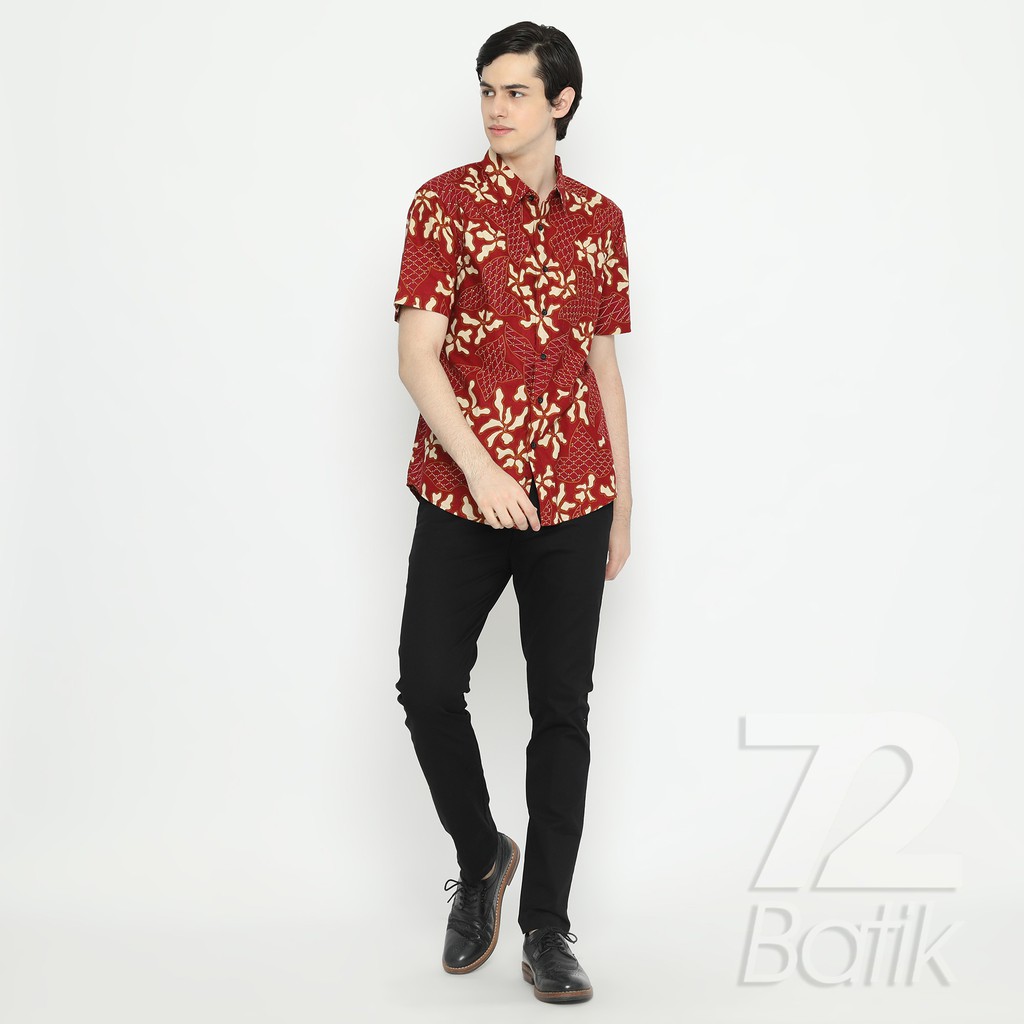 BAJU BATIK PRIA Kemeja Lengan Pendek Slimfit Premium Motif Daun Singkong Warna Merah Abang 722967 Cap 72 - Baju Kemeja Atasan Pakaian Setelan Batik Pria Cowok Laki Laki Remaja Keluarga Kantor Lengan Pendek Modern Slimfit Slim Fit Premium Kekinian