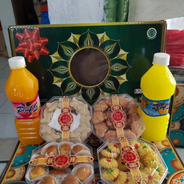 

Sirup dan kue lebaran