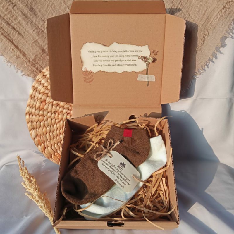 

Gift box kado kaus kaki custom aesthetic termurah birthday anniversary