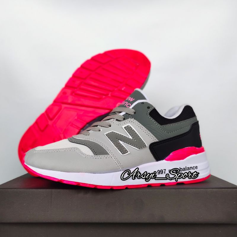 Sepatu Nb wanita terbaru_Sepatu Nb wanita_Sepatu Running wanita_Sepatu zumba wanita_Sepatu jalan wanita_Sepatu olahraga wanita_Sepatu olahraga cewek_sneakers cewek_Sneakers wanita_Sepatu wanita_Sepatu sporty cewek_Sepatu Sport wanita-Abu pink