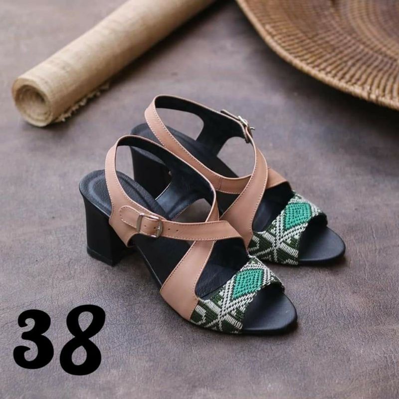 BLOCK HEELS, SEPATU HAK KOTAK, HEELS KOTAK, HEELS BESAR, HAK TAHU, SEPATU TENUN NTT, SEPATU ETNIK