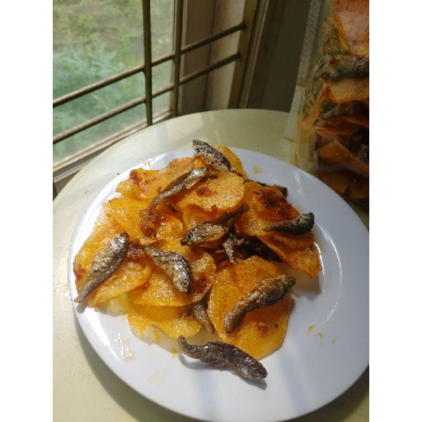 

Keripik kentang dan ikan bilih homemade