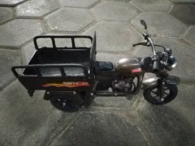 MINIATUR GEROBAK SEPEDA MOTOR VIAR WARNA HITAM 32x10x15 CM DARI BESI LOGAM - PAJANGAN DEKORASI RUMAH