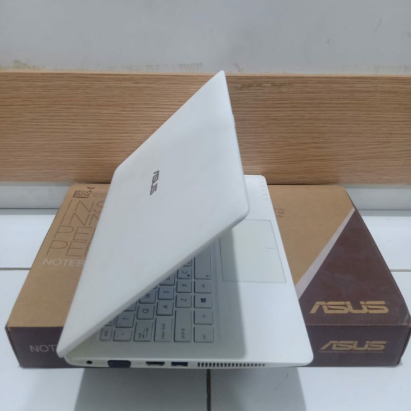 Notebook Asus intel Celeron OS. WINDOWS SIAP PAKAI FULL APLIKASI 500GB