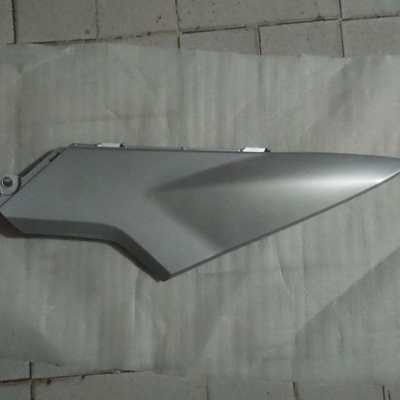 Cover Side-Cover Bodi-Bodi Tengah-Body Samping Tengah Kiri Honda Supra X 125 Ori AHM Silver
