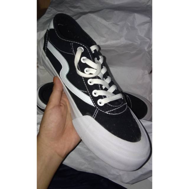 Preloved patrobas ivan low cut black n white size, 39