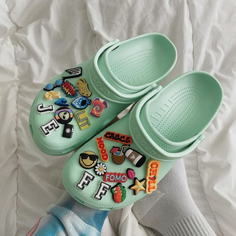 Aksesoris Mainan Boneka Kartun Bahan PVC  Jibbitz Charms Karakter Sepatu Sendal Pin sandal Anti Air Lucu