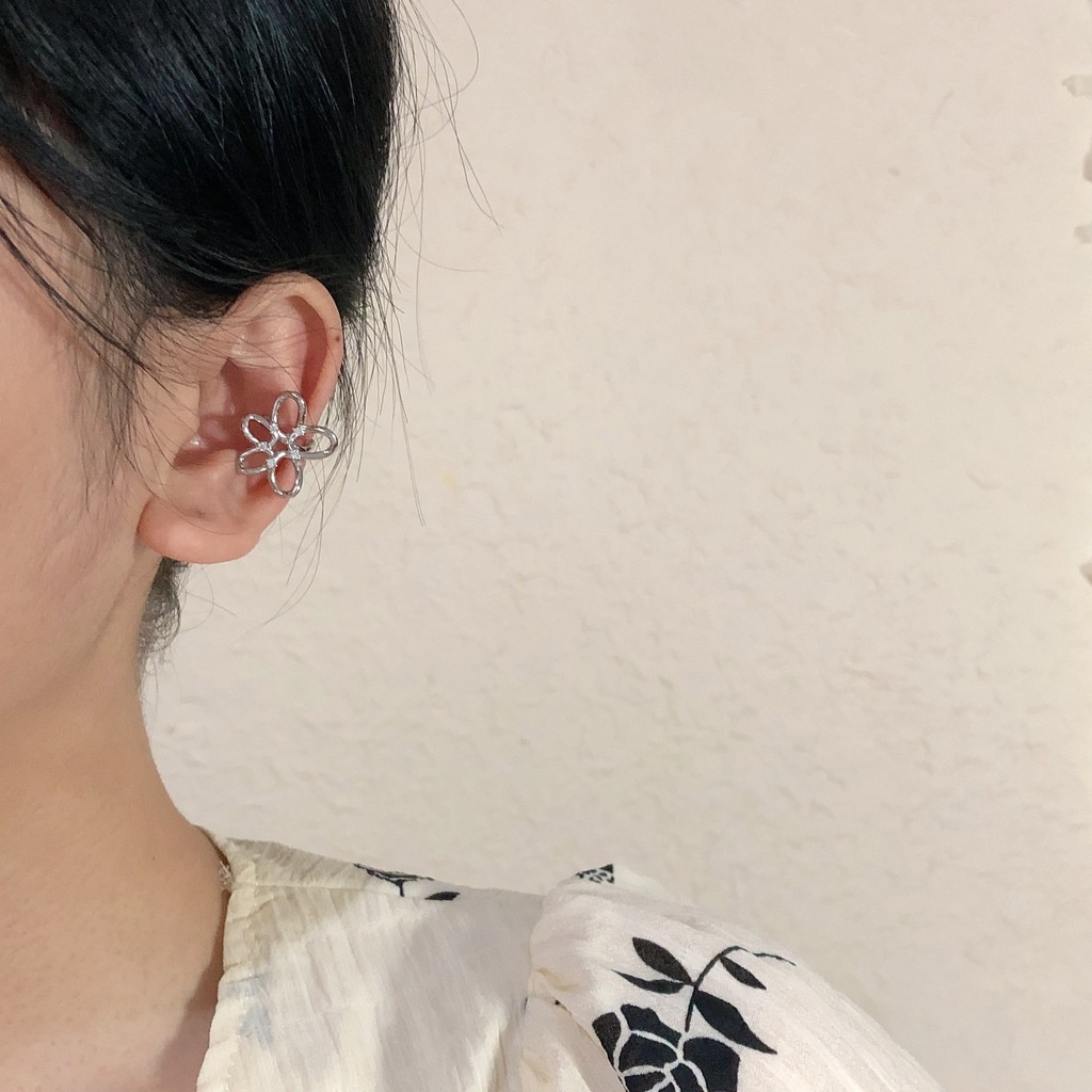 Anting Tusuk Asimetris Model Bunga Hollow Dengan Batu Zircon Simpel Untuk Wanita