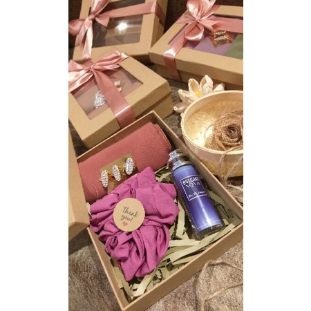 

Giftbox hampers hijab parfum