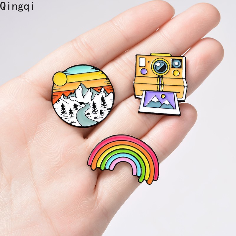 Bros Pin Enamel Desain Kartun Kamera / Pelangi / Matahari Terbenam / Gunung Gaya Retro