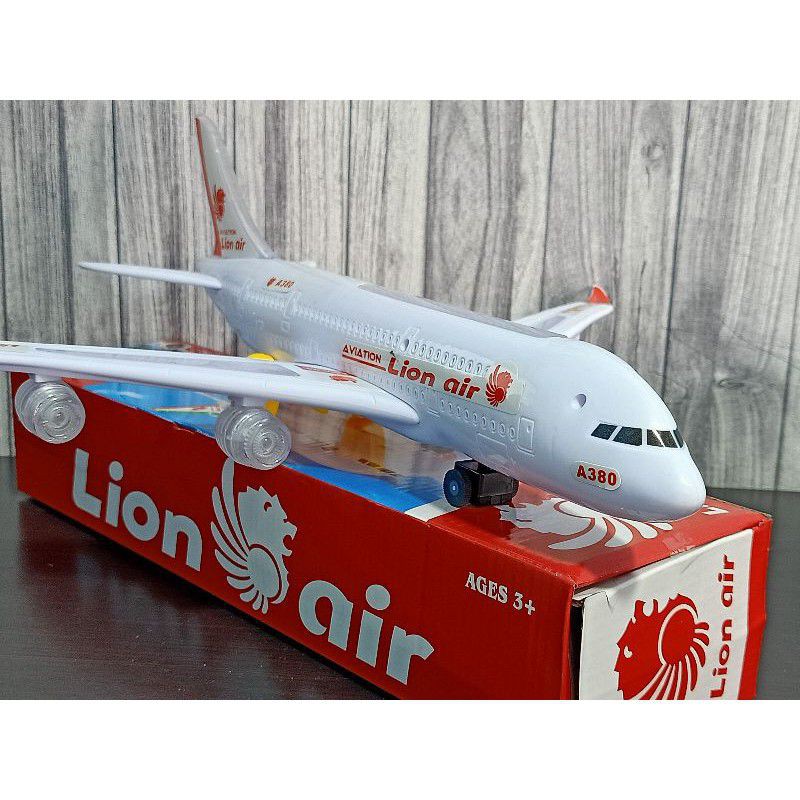 Mainan pesawat terbang Lion air A380 besar