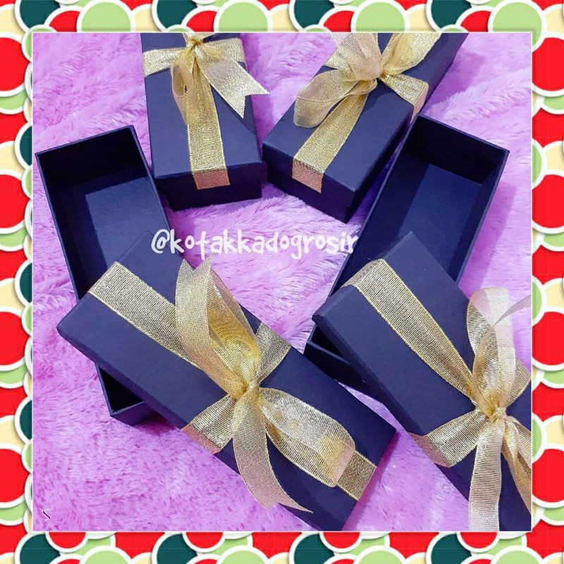 

Box size 20x7x5cm cover luar dalam + pita gold