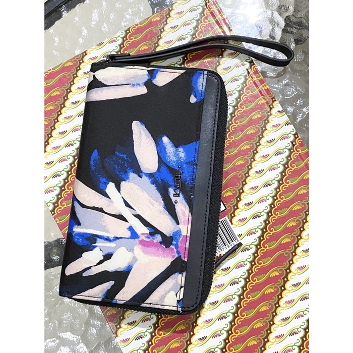 

BISA BAYAR DITEMPAT Tumi travel wallet komplit box dan paperbag