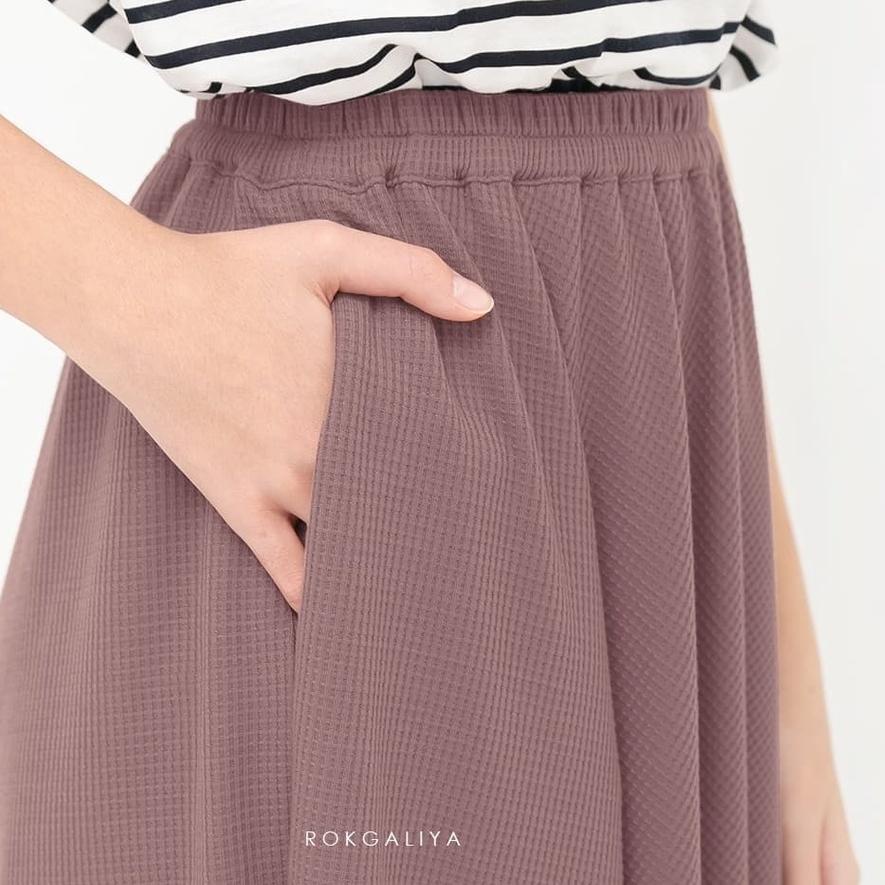 Paling LakuVafe Skirt by Rokgaliya | rok lebar | rok waffle | rok daily