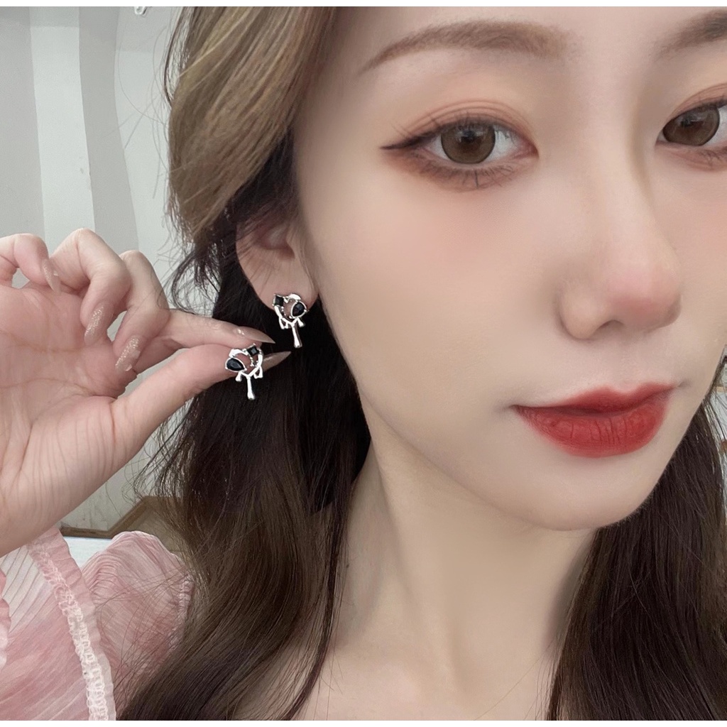 Anting Berlian Imitasi Bentuk Hati Warna Hitam Gaya Korea