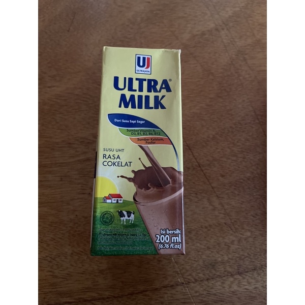 

SUSU Ultramilk UHT 200ml Coklat Stroberi Full Cream