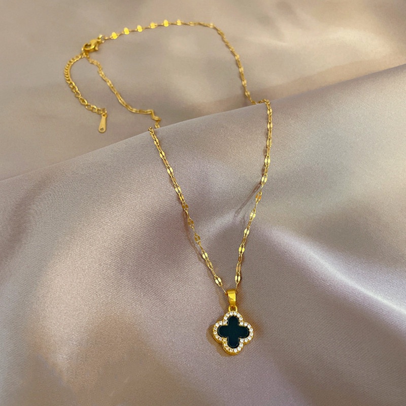 Kalung Titanium asli Wanita anti karat Stainless Steel Hitam dan Putih Dua Sisi Semanggi Liontin necklace Berlian