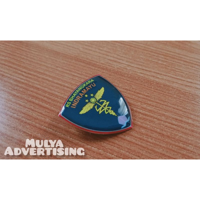 Pin logo kuningan resin custom peniti/magnet