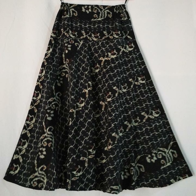 Rok Tenun Etnik Cantik dan Elegan