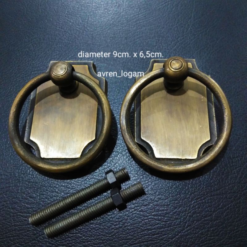 Gagang pintu gebyok kuningan antik diameter 9cm. x 6,5cm.