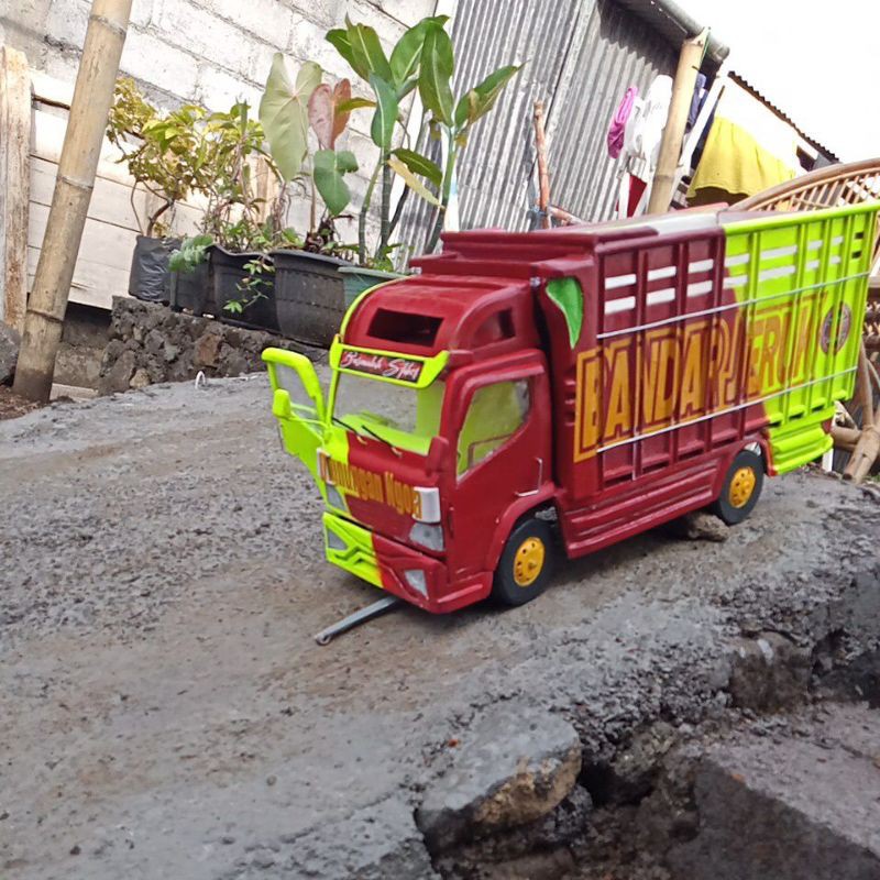 miniatur truk canter