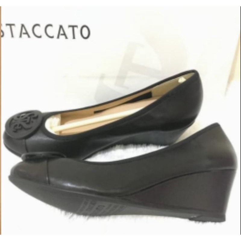 Staccato wedges hitam