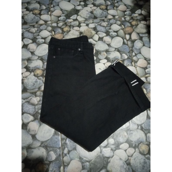 celana UNIQLO Selvedge bekas atau second.