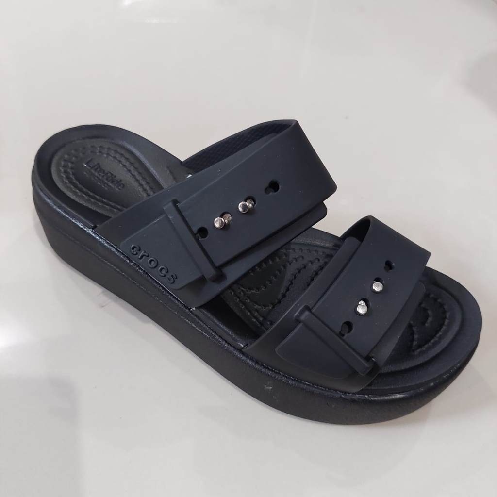 Crocs / Crocs Brooklyn Buckle Wedge / Sandal Wedges / Sandal Crocs / Crocs Wanita / Crocs Wedges / Selop Wanita / Wedges Wanita / Sandal Hak / Wedges Wanita / Crocs Perempuan / Selop Wanita / Crocs Selop / Crocs Brooklyn