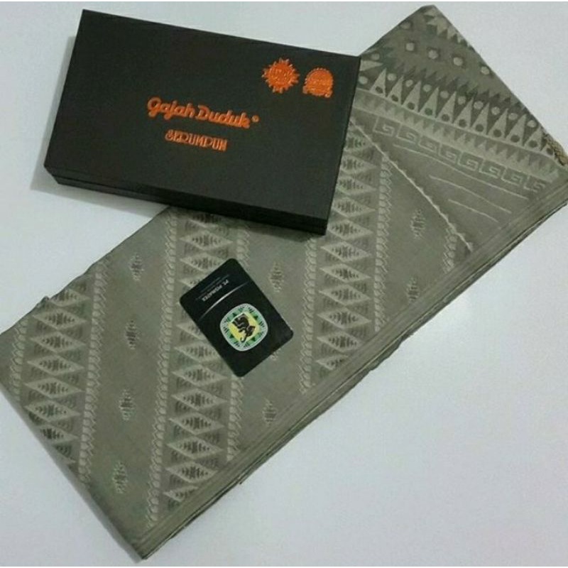 sarung gajah duduk serumpun